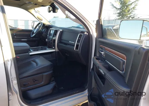 2017 Ram 1500 Laramie 4X4 6'4 Box z USA, uszkodzony, nr VIN 1C6RR7VT7HS627861